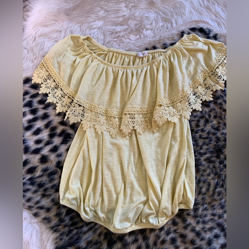Cute yellow crop top